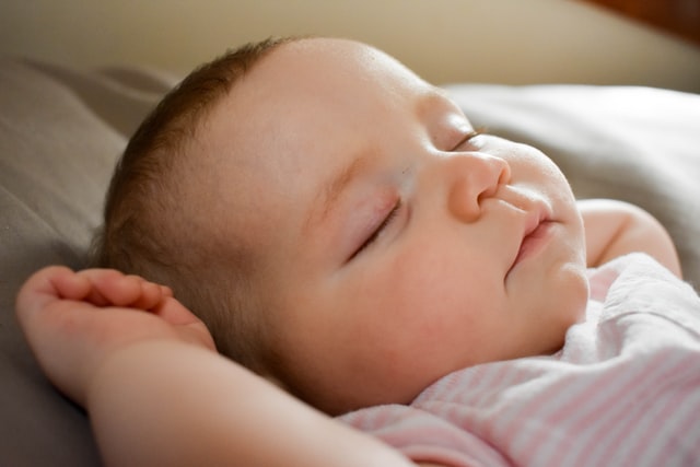 寝ている赤ちゃんの画像です